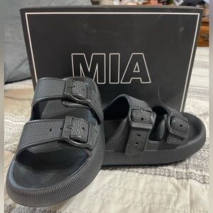 BNIB MIA Slides - Size 8